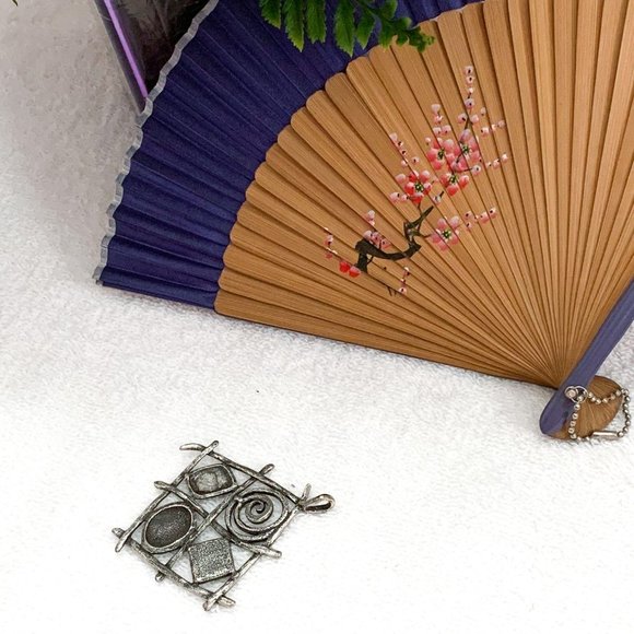 Vintage 90s Abstract Silver-Colored Brooch Pin - Funky Costume Jewelry Eclectic - Picture 4 of 4